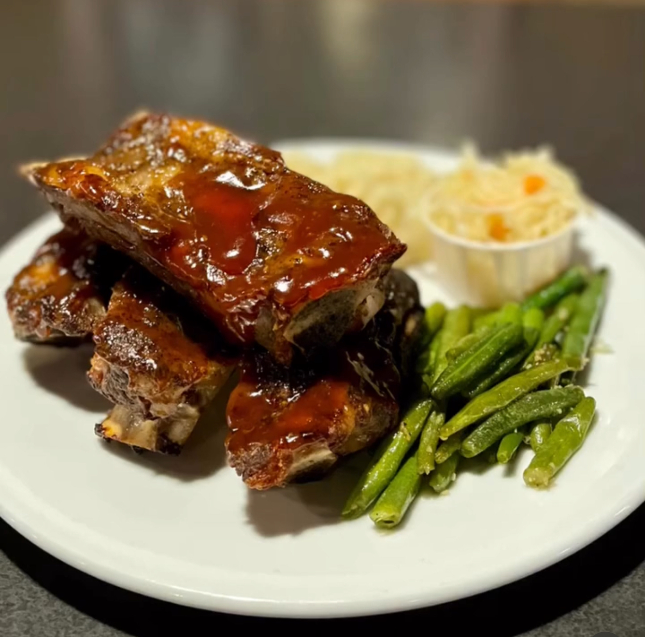 BBQ ribs with green beans and coleslaw