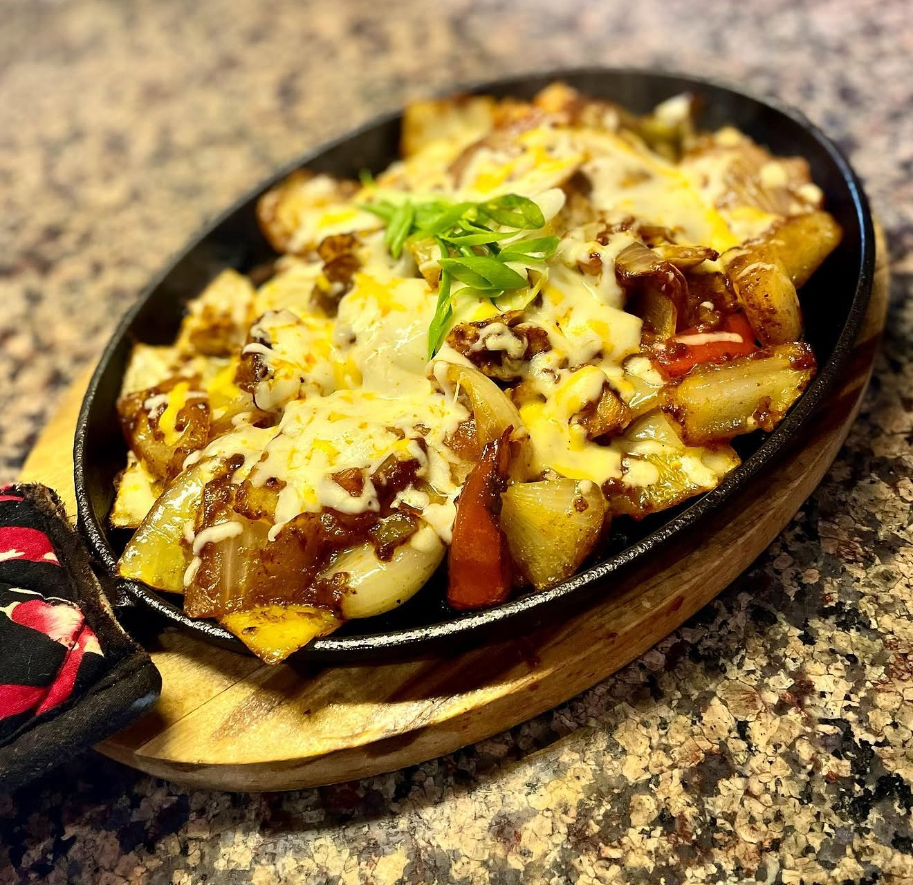 Poutine on a sizzle plate